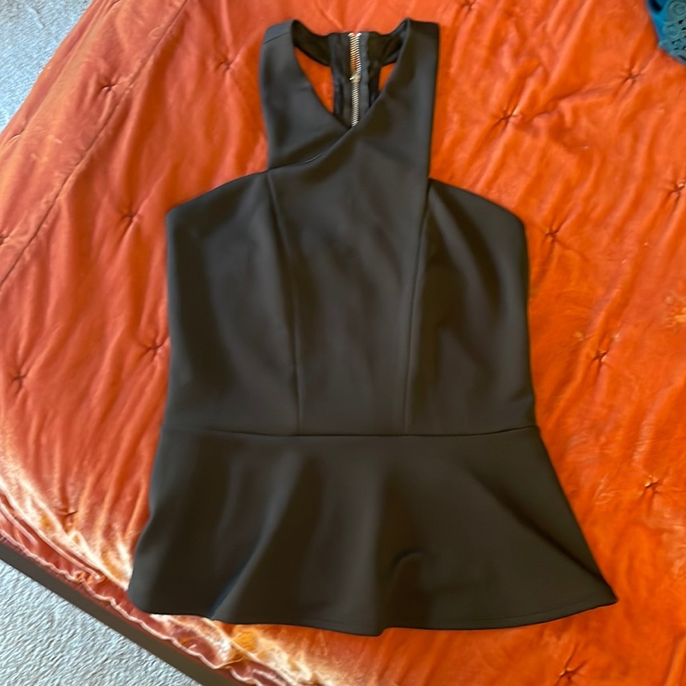 Show off those shoulders with this poplin waist cutie